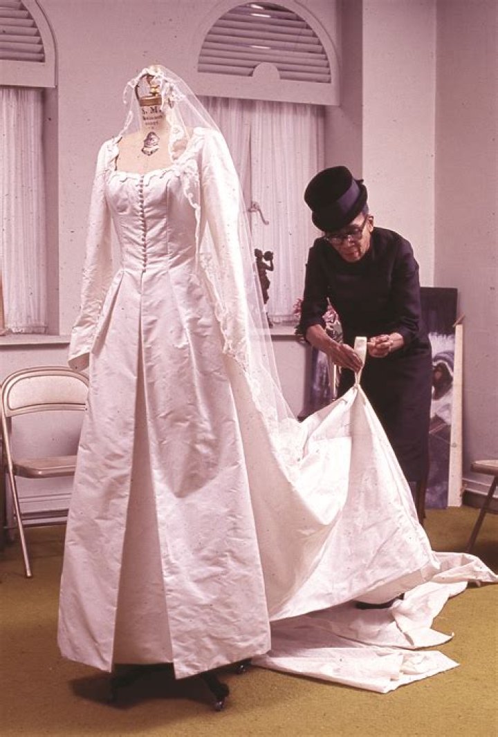 Alexis looks for a naked wedding dress as she wants to feel fabulous on her ·
