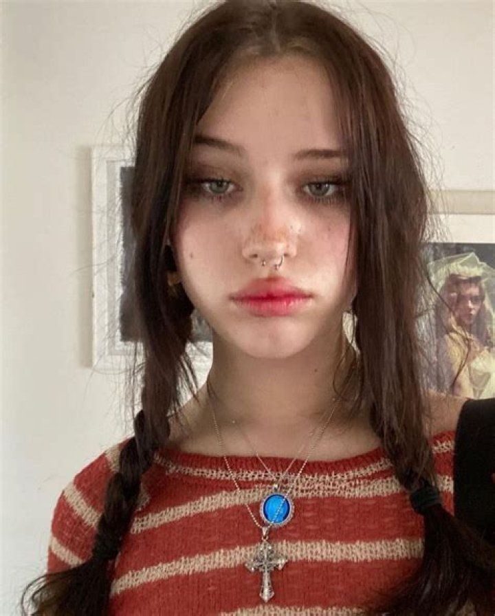 Ella Valensi ·