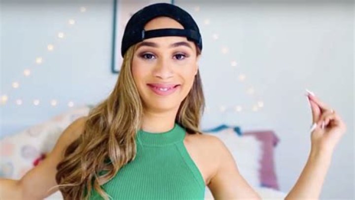 Eva Gutowski Bio (Wiki) ·