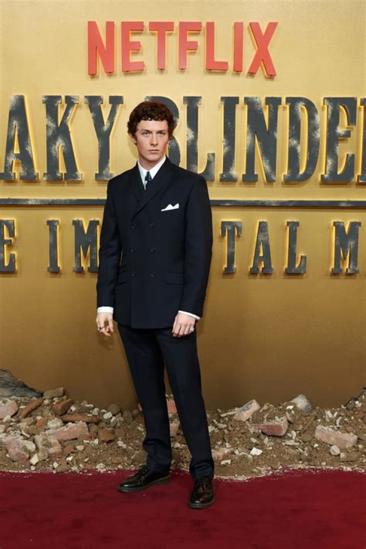 Harry Kirton - Age, Family, Bio |