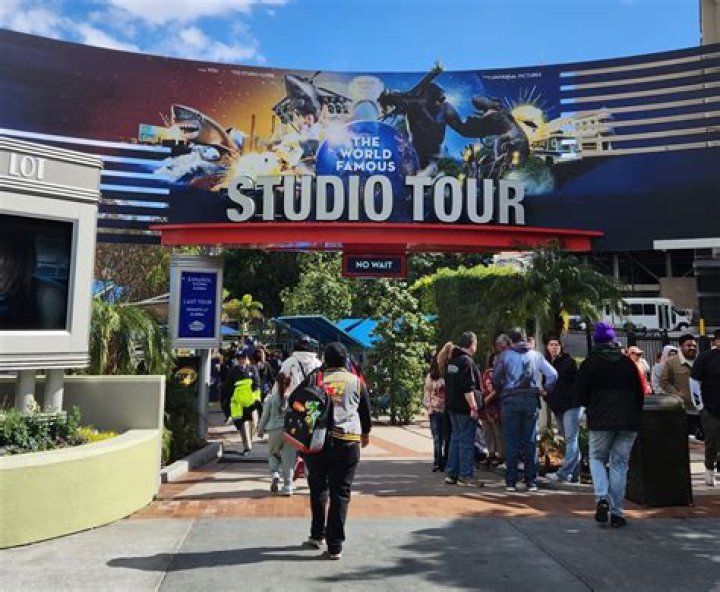 How early does Hollywood Studios parking lot open? ·