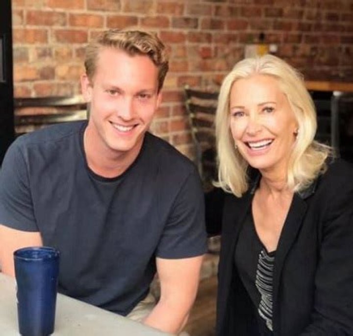 Is To Catch A Predator host Chris Hansen still in a marital relationship with Mary Joan?