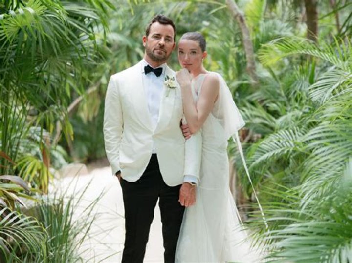 Is Vail Bloom married? ·