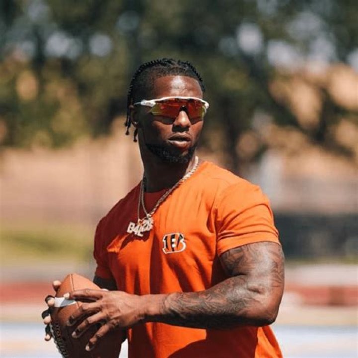 Joe Mixon-Bio, Age, Height, Career, Family ·