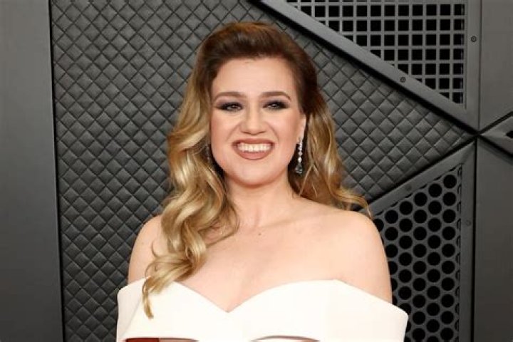 Kelly Clarkson's Relationships With Each of Her Parents Differs Greatly