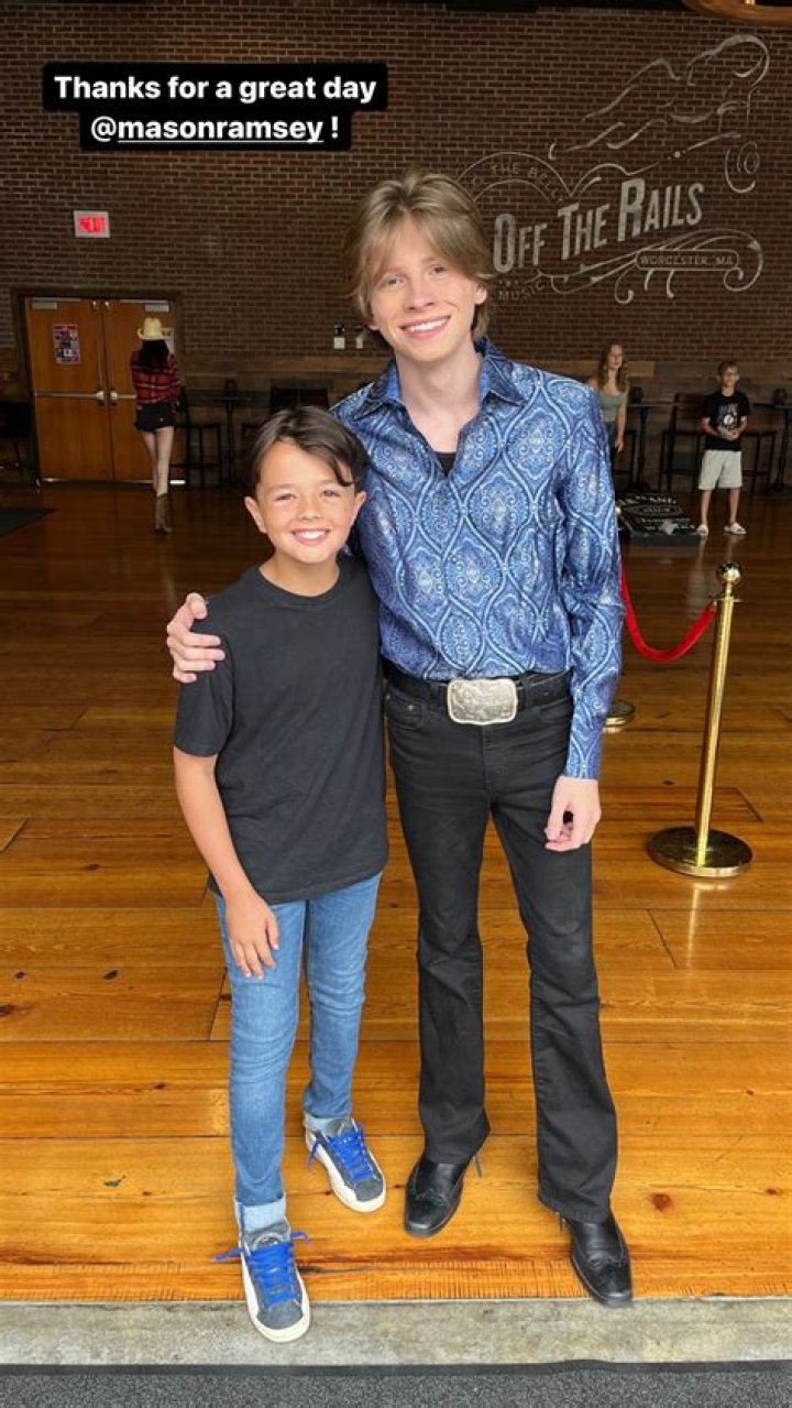 Mason Ramsey Age, Family, Girlfriend, Songs and more