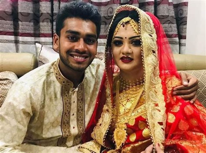 Meet Mehdi Hasan Wife Rakhshanda Hasan: Kids & Family 2023