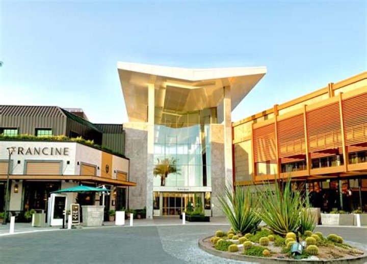 Scottsdale Fashion Square Phoenix AZ Hours ·