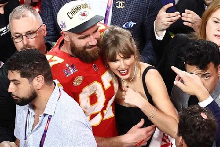 Taylor Swift Kisses Travis Kelce in New PDA Photo After Chiefs Game Hollywood Life ·
