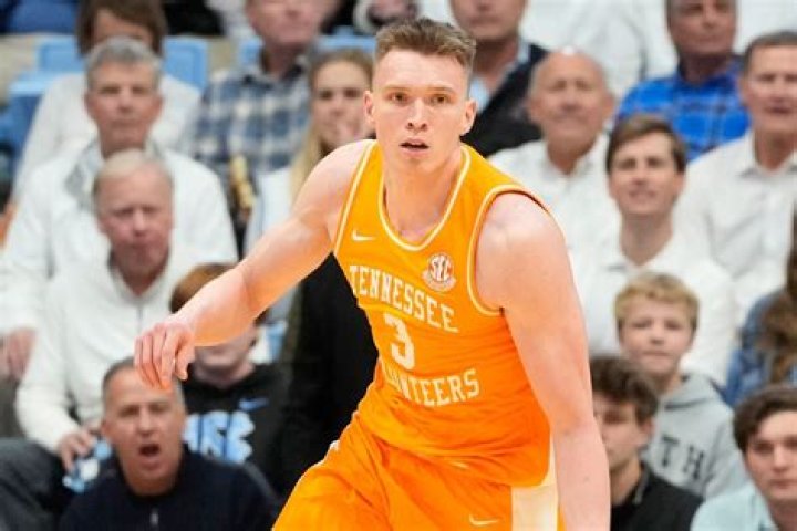 Tennessee star Dalton Knecht helped off court vs. UNC after rolling left ankle ·