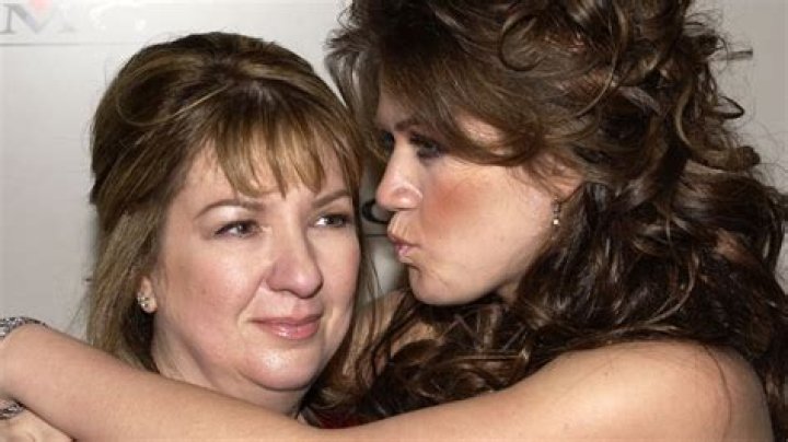 The Sad Truth Behind Kelly Clarkson's Estranged Dad ·