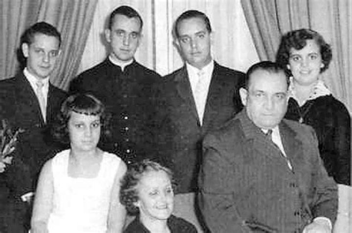 THE UNTOLD TRUTH OF POPE FRANCIS SIBLINGS ·